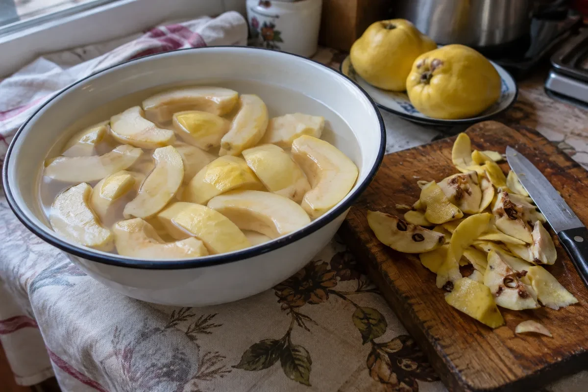 Айва, нарезанная дольками